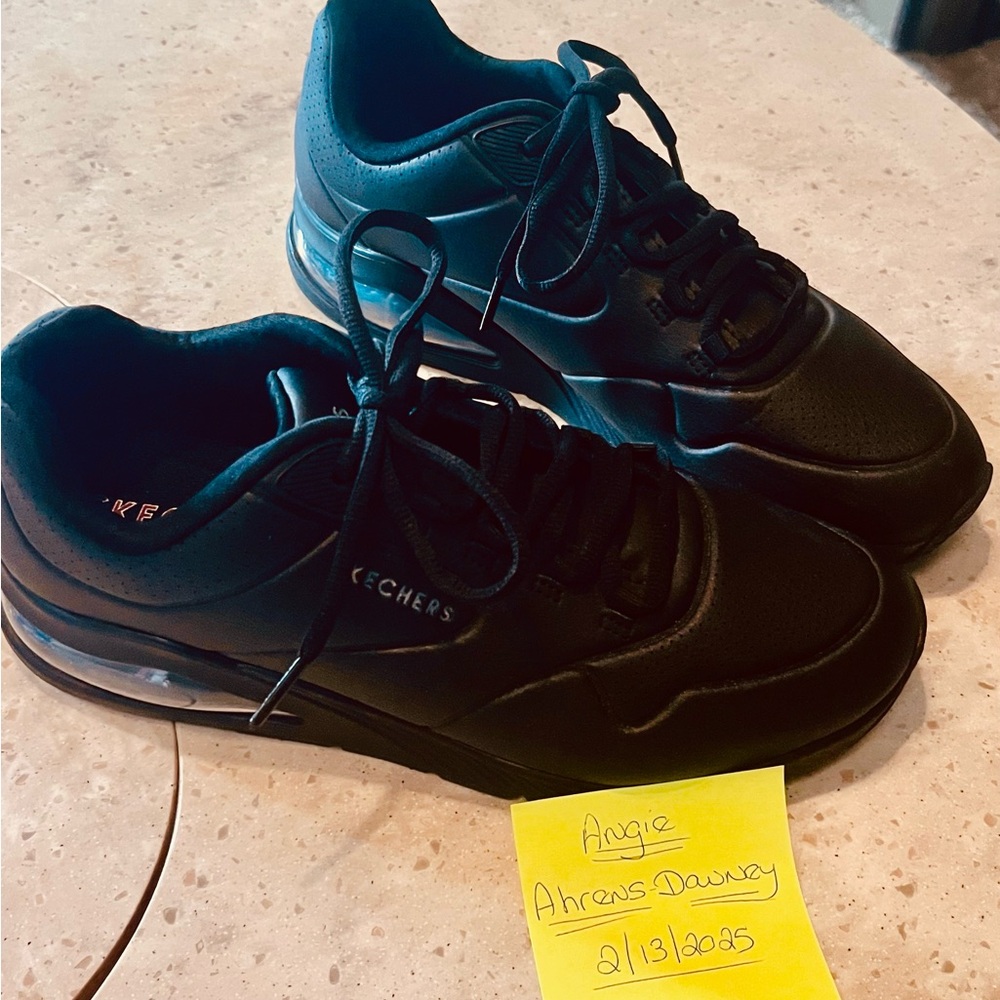 Women’s Size 9 Black Leather Skechers